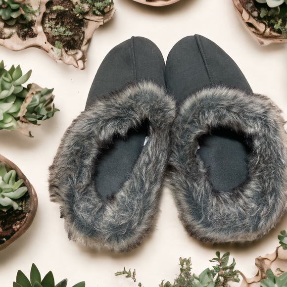 Fuzzy Grey Sz 9 Dear-foam Slippers EUC - Picture 2 of 6